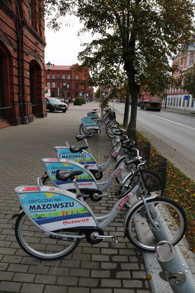 stacja roweru miejskiego w tle plac jana pawła drugiego